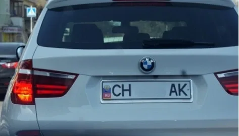 In Crimea, car owners are covering Ukrainian flags with the tricolor
