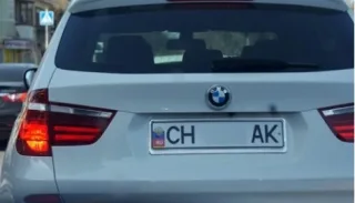 У Криму автовласники заклеюють українські прапори триколором