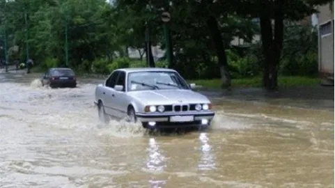 Во Львовской и Черновицкой областях затопило дороги