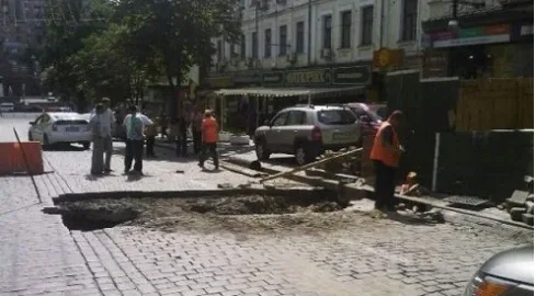 В Киеве провалилась дорога. Центр частично перекрыт