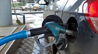У деяких областях почав дешевшати бензин