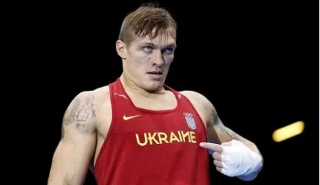 Oleksandr Usyk drives around Crimea with a Ukrainian flag