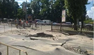 У Києві частина бульвару Шевченка пішла під землю