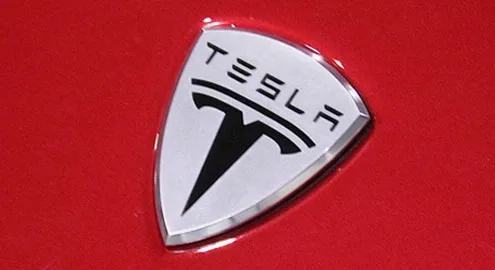 Основанная на израильских технологиях Tesla стала полуавтономной