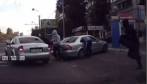 Грабеж средь белого дня в Днепропетровске (ВИДЕО)