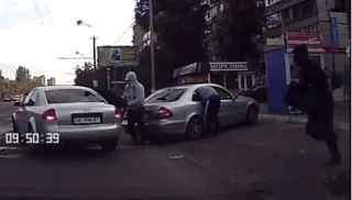 Грабіж серед білого дня в Дніпропетровську (ВІДЕО)