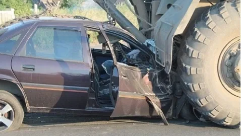 В Артемівську легковик «зім'яло» під колесами військового тягача