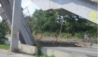 У Києві обрушився пішохідний міст. Поділ і набережна стали