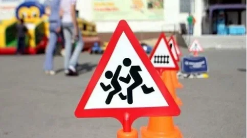 Attention! Young pedestrians on the road