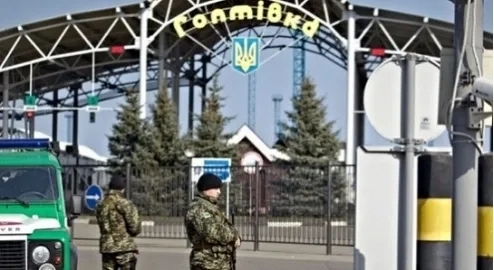 Російські митники влаштували затор на кордоні