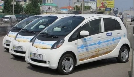 У Києві електрозаправок стає більше. Їх тепер чотири