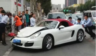 Дівчина купила Porsche і одразу його розбила