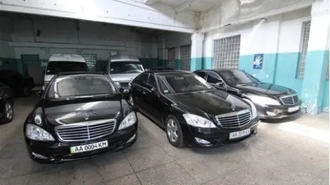 The government will force Foreign Ministry employees to clear cars through customs