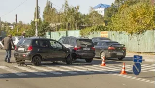 У Києві хлопець на "зарядженому" Aveo влаштував масштабну ДТП