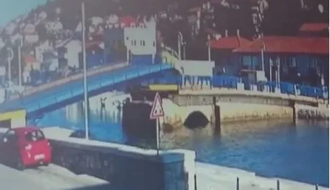 Stuntmen would envy: she was rushing for coffee and jumped over the bridge!