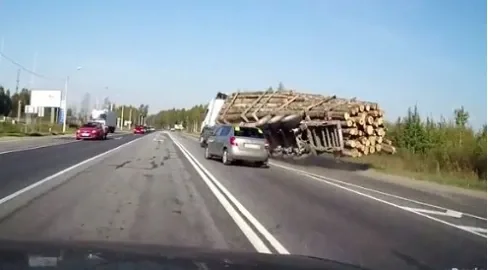 За міліметр від смерті: моторошна ДТП з лісовозом