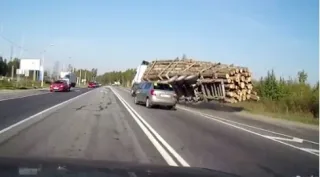 За міліметр від смерті: моторошна ДТП з лісовозом