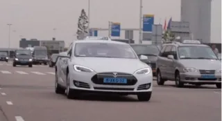 Таксисти аеропорту Амстердама пересіли на Tesla