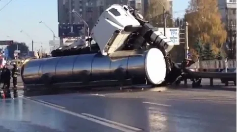 Pobedy Avenue will be blocked by a tanker until evening (VIDEO)
