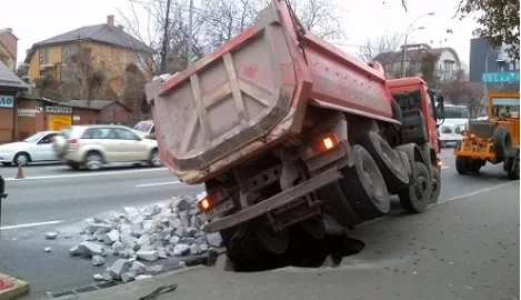 In Kyiv, a dump truck fell through the asphalt