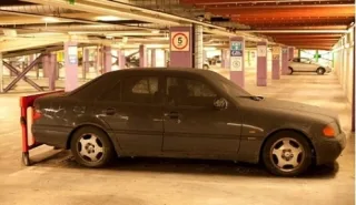 Покинутий і забутий: історія нещасного Mercedes на парковці