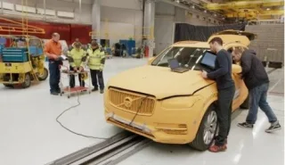Volvo створило перше у світі рішення безпеки на випадок з'їзду автомобіля з дороги