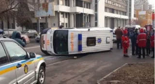 Toyota перевернула швидку допомогу в Києві (ВІДЕО)