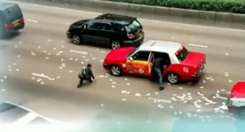 Merry Christmas: $4.5 million spilled onto the road in Hong Kong