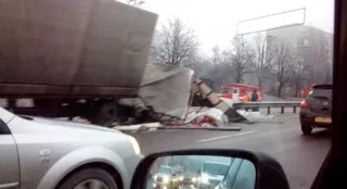 ДТП у Києві: на вул. Телиги фура стала причиною величезного затору