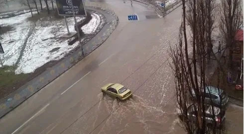 В Киеве прорвало трубу – дорога стала рекой