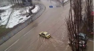 У Києві прорвало трубу – дорога стала рікою