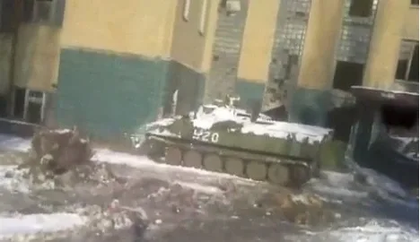 В ДНР бронемашина протаранила жилой дом