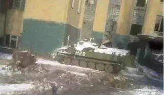 У ДНР бронемашина протаранила житловий будинок