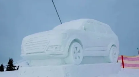 По погоде: скульпторы сотворили Audi Q7 из снега
