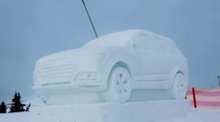 За погодою: скульптори створили Audi Q7 зі снігу