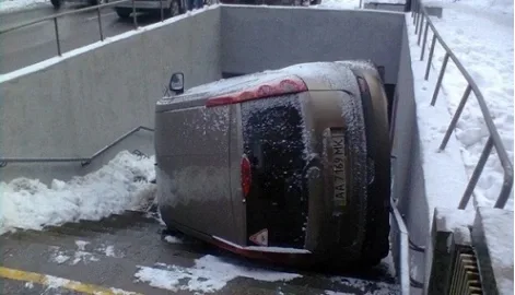 In Kyiv, a car fell into an underground passage