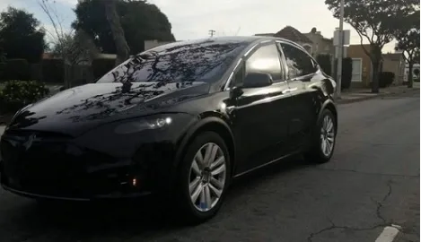 Первые фото кроссовера Tesla без камуфляжа