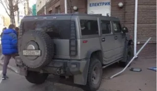 In the center of Kyiv, a Hummer rammed into a store