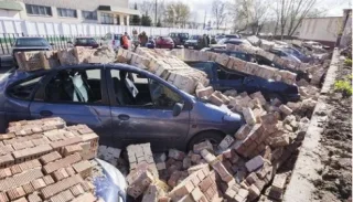 У Білорусі цегляна стіна розчавила десяток автомобілів