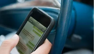 Hyundai заборонить розмовляти по телефону за кермом