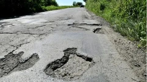 Шутка ли? Украинцев просят сообщать о плохих дорогах