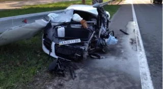 Під Києвом Audi R8 «влетіла» у працівників дорожньої служби