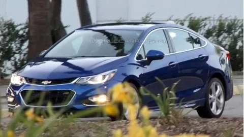 The first official photos of the new Chevrolet Cruze interior have appeared