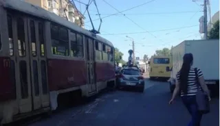 У Києві трамвай врізався у Google-мобіль