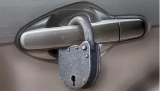Не знову, а знову: шахраї вішають амбарні замки на ручки дверей авто