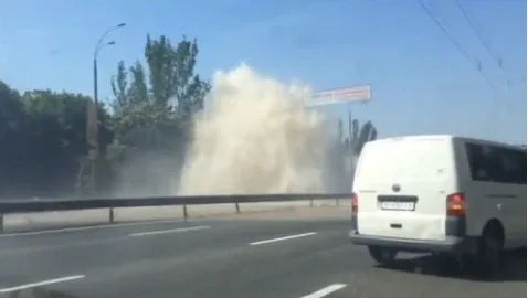 На Печерске 15-метровый фонтан. Дорогу залило кипятком