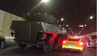 Нерівний бій: БТР проти Porsche