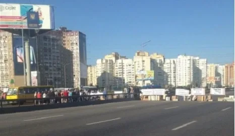Проспект Бажана в Киеве перекрыт митингующими