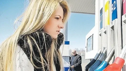 На украинских АЗС дешевеет топливо