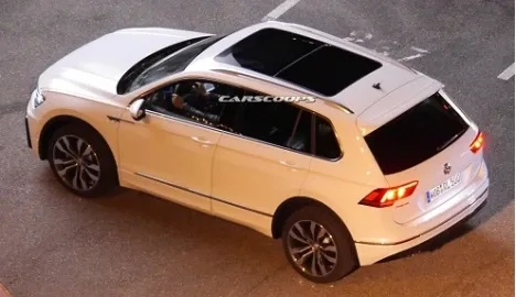 VW Tiguan 2017: first photos of mini-Touareg